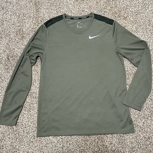 The Nike Tee Men's Dri-Fit Green Long Sleeve Crew-Neck Tee Size L